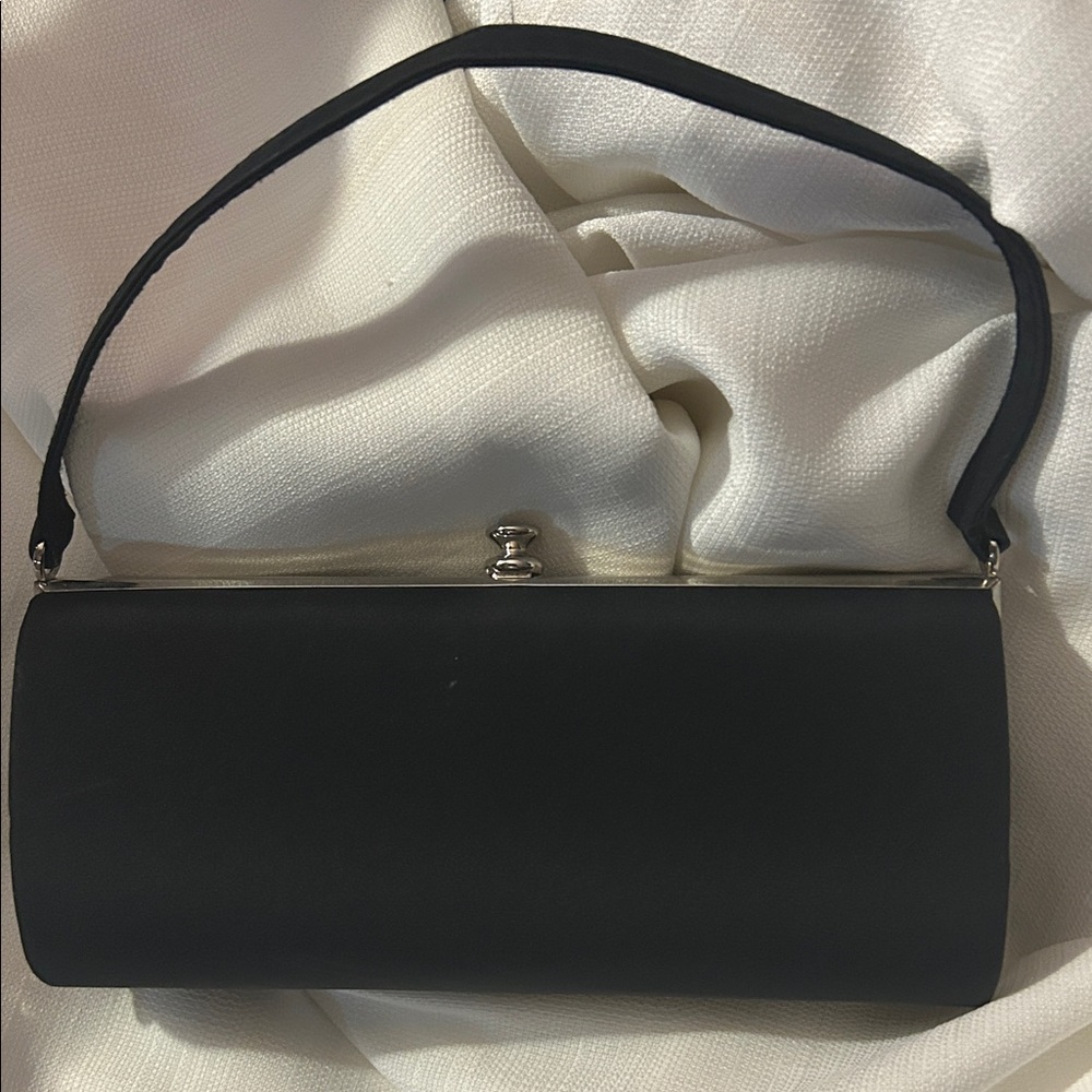 Sasha Black Wristlet Clutch with Kisslock NWOT no callouts